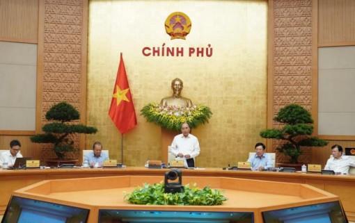 Thủ tướng: Không để đứt gãy nền kinh tế, ốm nhẹ thì cố gắng gượng dậy
