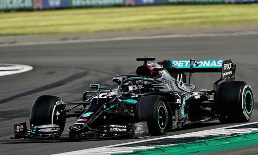 Lewis Hamilton gây sốt với chiến thắng ngoạn mục