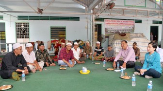 Lãnh đạo huyện Châu Thành thăm Thánh đường Jamiulmukminin