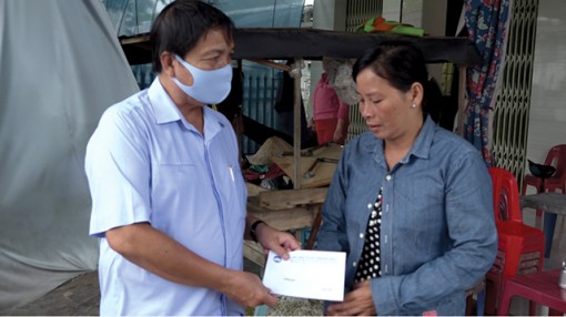 Đồng Tháp: Thăm, tặng quà các hộ dân chịu ảnh hưởng sạt lở