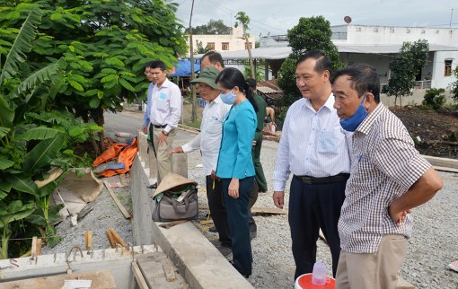 Lãnh đạo huyện Châu Thành khảo sát tiến độ thi công cầu Mương Miễu