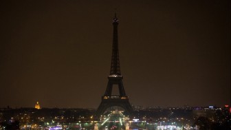Tháp Eiffel tắt điện để tưởng niệm nạn nhân vụ nổ ở Beirut