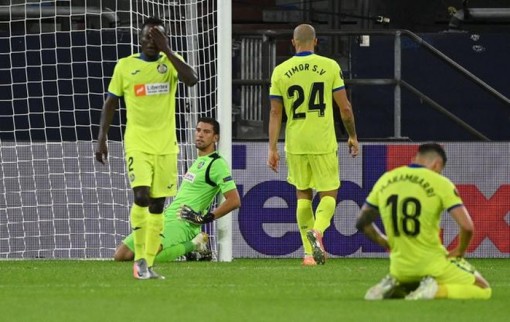 Inter Milan giành chiến thắng trong cuộc đối đầu 'ngựa ô' để vào tứ kết Europa League