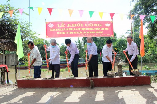 Công ty TNHH MTV Xây lắp An Giang tài trợ 200 triệu đồng xây cầu Cái Nai