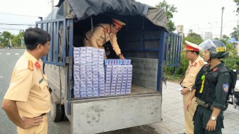 Phòng Cảnh sát Giao thông đường bộ (Công an An Giang) bắt 3 xe ôtô tải vận chuyển thuốc lá lậu