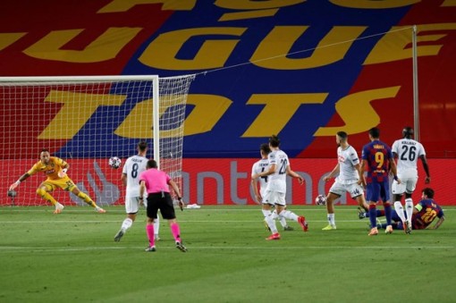 Thắng Napoli, Barcelona 'đại chiến' Bayern ở tứ kết Champions League