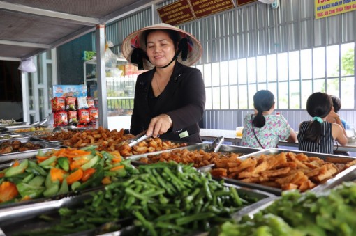 Cần Thơ: Kinh doanh hiệu quả với quán cơm tự chọn
