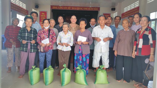 Đồng Tháp: Tặng quà cho người nhiễm chất độc da cam