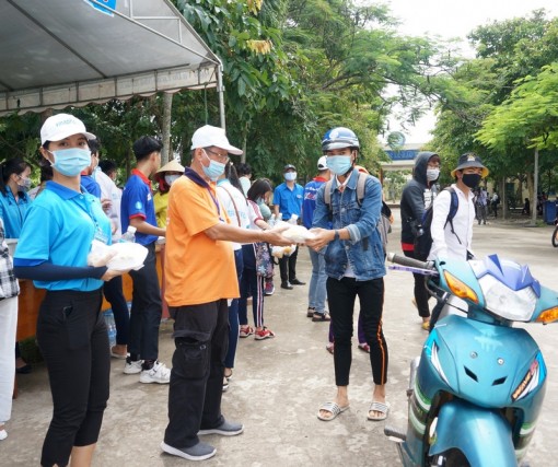 Bếp cơm tiếp sức 5 mùa thi, ấm lòng bao sĩ tử