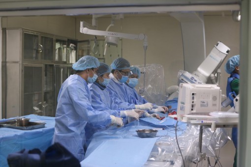 Đặt stent graft cứu sống cụ ông 82 tuổi bị phình động mạch chủ bụng