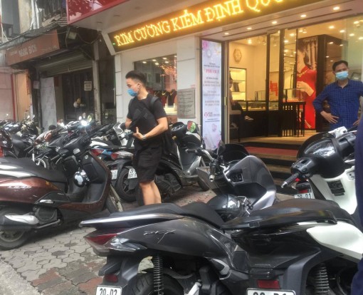 Giá vàng bán ra tiếp tục giảm, có nên xuống tiền mua vào?