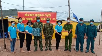 Hội Liên hiệp Phụ nữ tỉnh An Giang và huyện Chợ Mới thăm, tặng quà tổ phòng, chống dịch COVID-19 huyện Tri Tôn