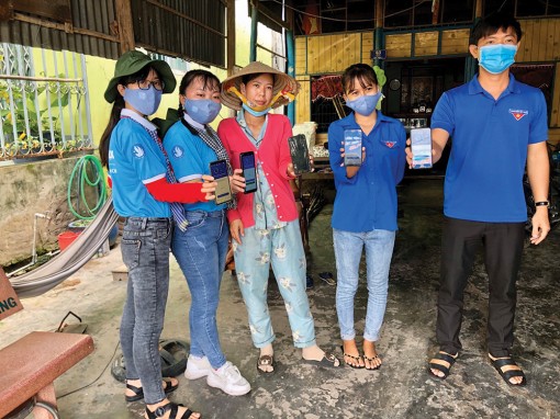 “Đi từng ngõ, gõ từng nhà”… cài đặt ứng dụng Bluezone