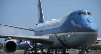 Chuyên cơ chở Tổng thống Mỹ suýt đương đầu máy bay không người lái