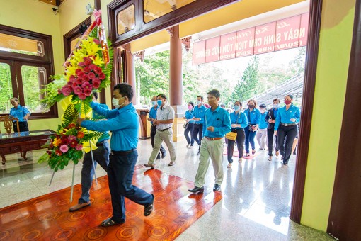 Liên đoàn Lao động TP. Long Xuyên: Trao học bổng Tôn Đức Thắng, quà “Tiếp bước đến trường” cho học sinh nghèo, đối tượng hưởng chính sách bảo trợ xã hội