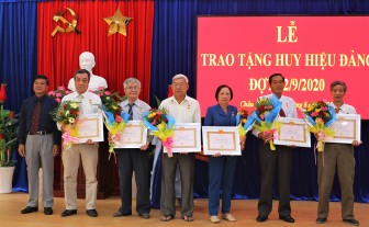 Thành ủy Châu Đốc trao huy hiệu Đảng đợt 2-9
