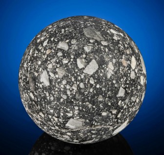 Rao bán viên đá Mặt trăng cực hiếm hình Mặt trăng
