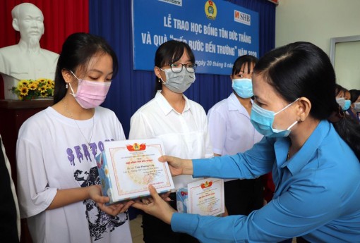 Liên đoàn Lao động An Giang trao học bổng Tôn Đức Thắng lần thứ 25