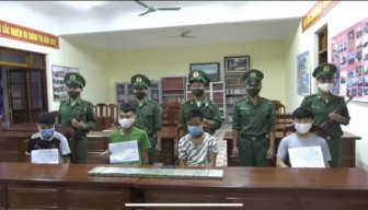 Bốn thanh niên Lào ôm 10 bánh heroin băng rừng vào Việt Nam giữa trời mưa gió