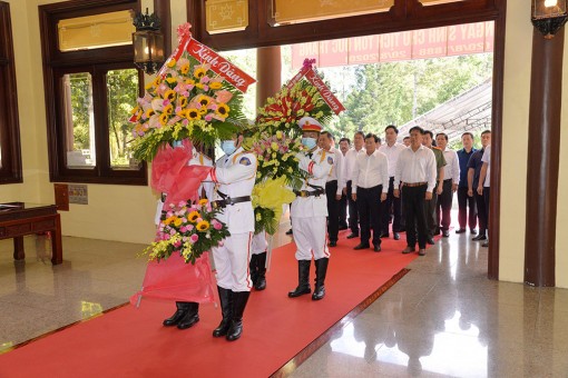Phó Thủ tướng Chính phủ Trịnh Đình Dũng viếng, dâng hoa, dâng hương Đền thờ Chủ tịch Tôn Đức Thắng
