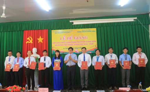 Bế giảng lớp cao cấp Lý luận chính trị C19 An Giang 2018