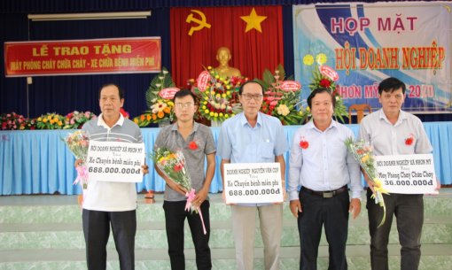 Doanh nghiệp ở Nhơn Mỹ tặng máy chữa cháy và 2 xe chuyển bệnh miễn phí trị giá gần 1,4 tỷ đồng