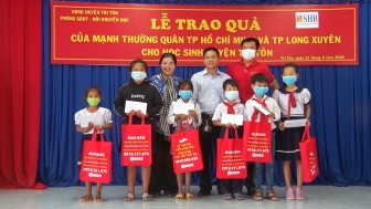 Thêm 90 suất quà cho học sinh và giáo viên Tri Tôn