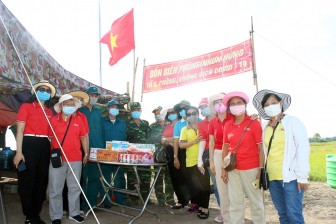 Thăm và tặng quà các lực lượng phòng, chống dịch COVID-19 huyện Tri Tôn, Tịnh Biên