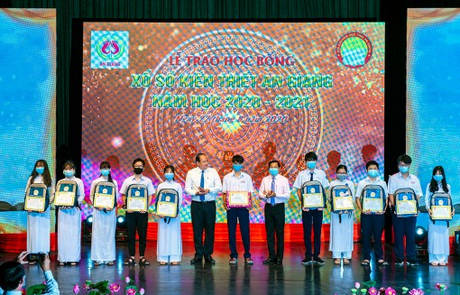 Trao học bổng Xổ số kiến thiết An Giang năm học 2020 – 2021