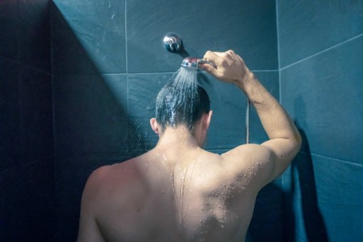 Tắm đêm có nguy cơ đột quỵ?