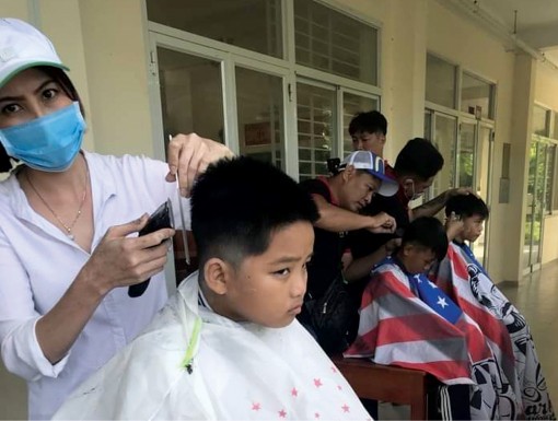 Háo hức mang niềm vui cho mọi người