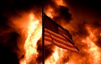 Bang Wisconsin, Mỹ 'chìm trong biển lửa' sau vụ cảnh sát bắn người da màu