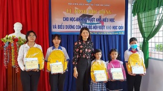 Trao học bổng cho học sinh nữ vượt khó hiếu học huyện Phú Tân