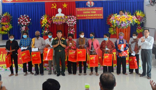 Trao xe đạp cho học sinh và tặng quà hộ nghèo huyện Tịnh Biên