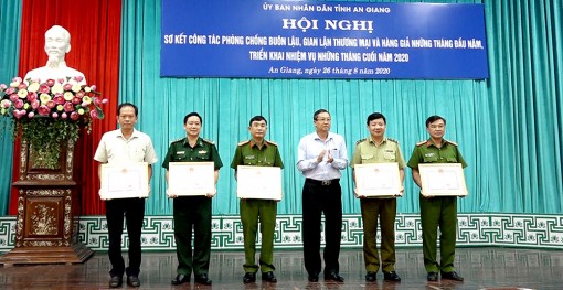 Kết hợp chặt chẽ phòng, chống dịch với đấu tranh phòng, chống buôn lậu