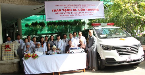 Bệnh viện Tim mạch An Giang tiếp nhận xe cứu thương do ni trưởng Thích nữ Như Ngọc trao tặng