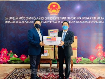 Việt Nam trao tặng vật tư y tế cho Bộ Ngoại giao, Quốc hội Venezuela