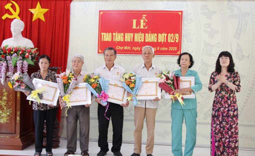 Huyện ủy Chợ Mới trao huy hiệu Đảng đợt 2-9 cho 19 đảng viên