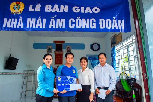 Bàn giao nhà Mái ấm Công đoàn