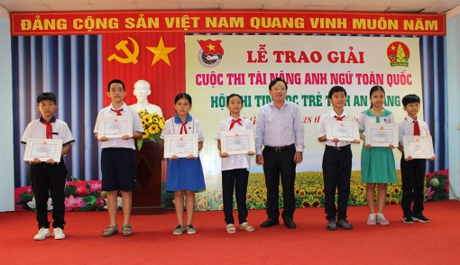 Trao giải cuộc thi “Tài năng Anh ngữ toàn quốc” và Hội thi “Tin học trẻ” tỉnh