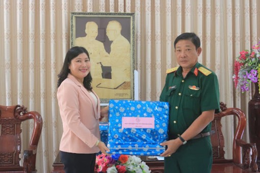 Thăm, tặng quà cán bộ chiến sĩ khu cách ly tập trung Trường Quân sự tỉnh An Giang