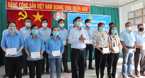 An Giang: Trao tiền hỗ trợ 2.502 công nhân lao động bị ảnh hưởng dịch bệnh COVID-19