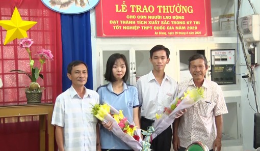 Trao thưởng cho thí sinh đạt điểm 10 môn Ngữ văn kỳ thi tốt nghiệp THPT năm 2020