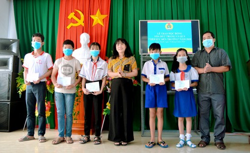 Liên đoàn Lao động huyện Châu Thành trao học bổng Tôn Đức Thắng năm 2020