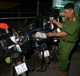 Lao thẳng xe vận chuyển thuốc lá lậu xuống kênh, để phi tang vật chứng