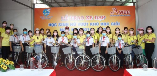 Trao 40 xe đạp cho học sinh vượt khó học giỏi tại TP. Long Xuyên