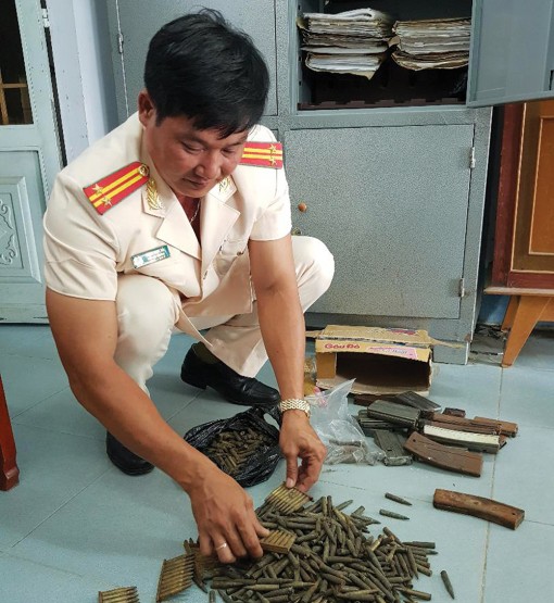 Công an huyện Chợ Mới tuyên truyền, vận động người dân giao nộp vũ khí