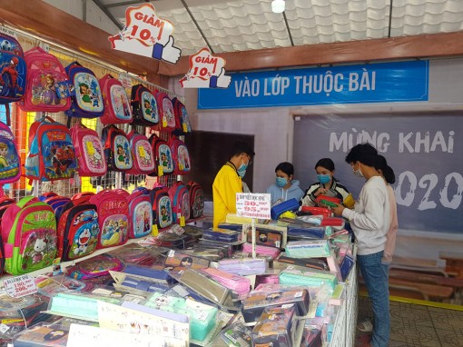Siêu thị Tứ Sơn nâng bước học sinh đến trường