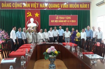 Huyện ủy Thoại Sơn: Trao huy hiệu Đảng đợt 2-9