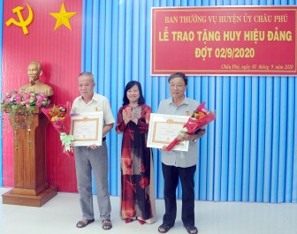 Châu Phú trao huy hiệu Đảng cho 12 đảng viên cao niên tuổi Đảng
